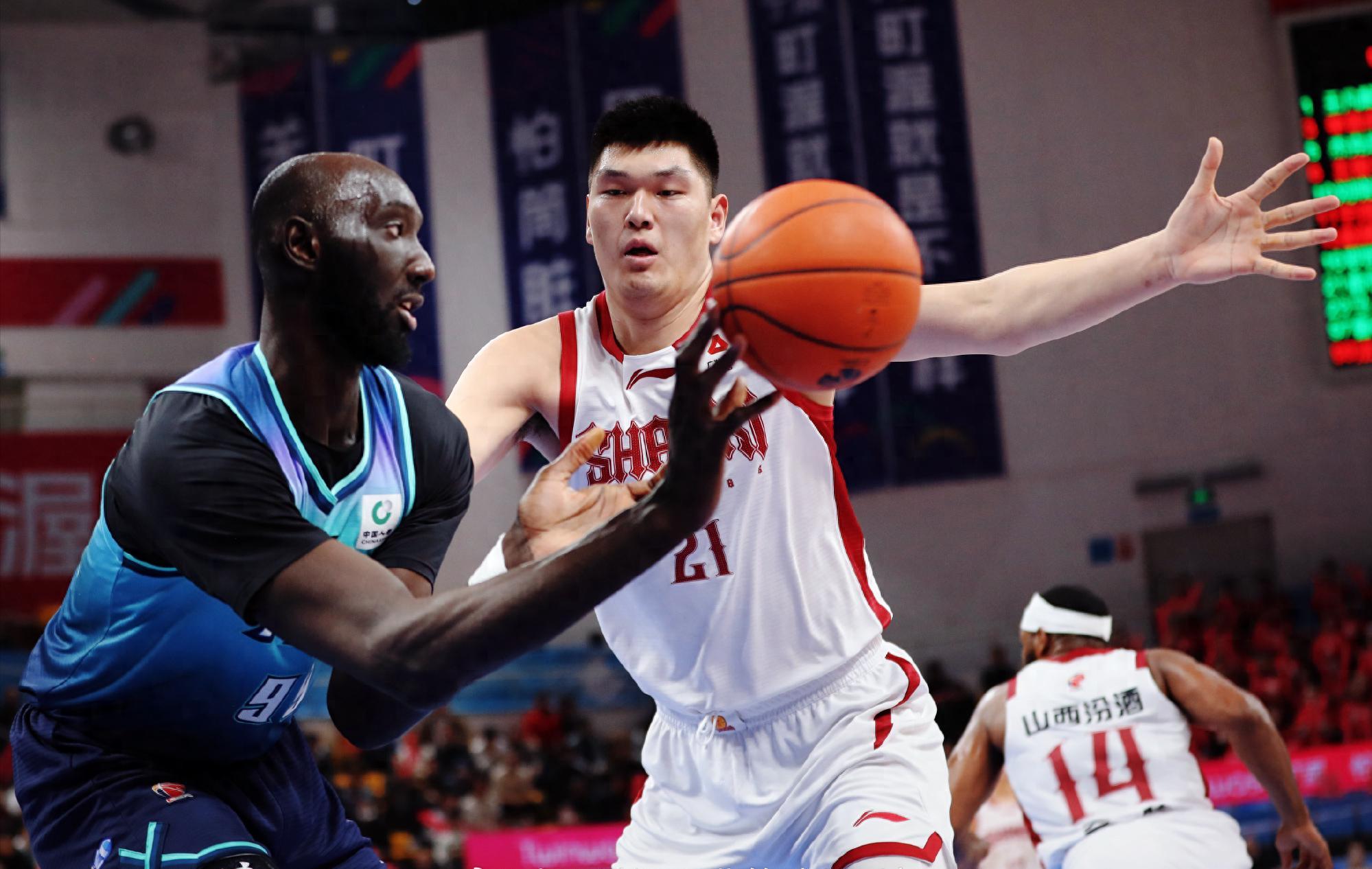 半岛体育官网-刘传兴回应弄伤曾凡博，北控想签王哲林队友，布莱克尼假球案爆发